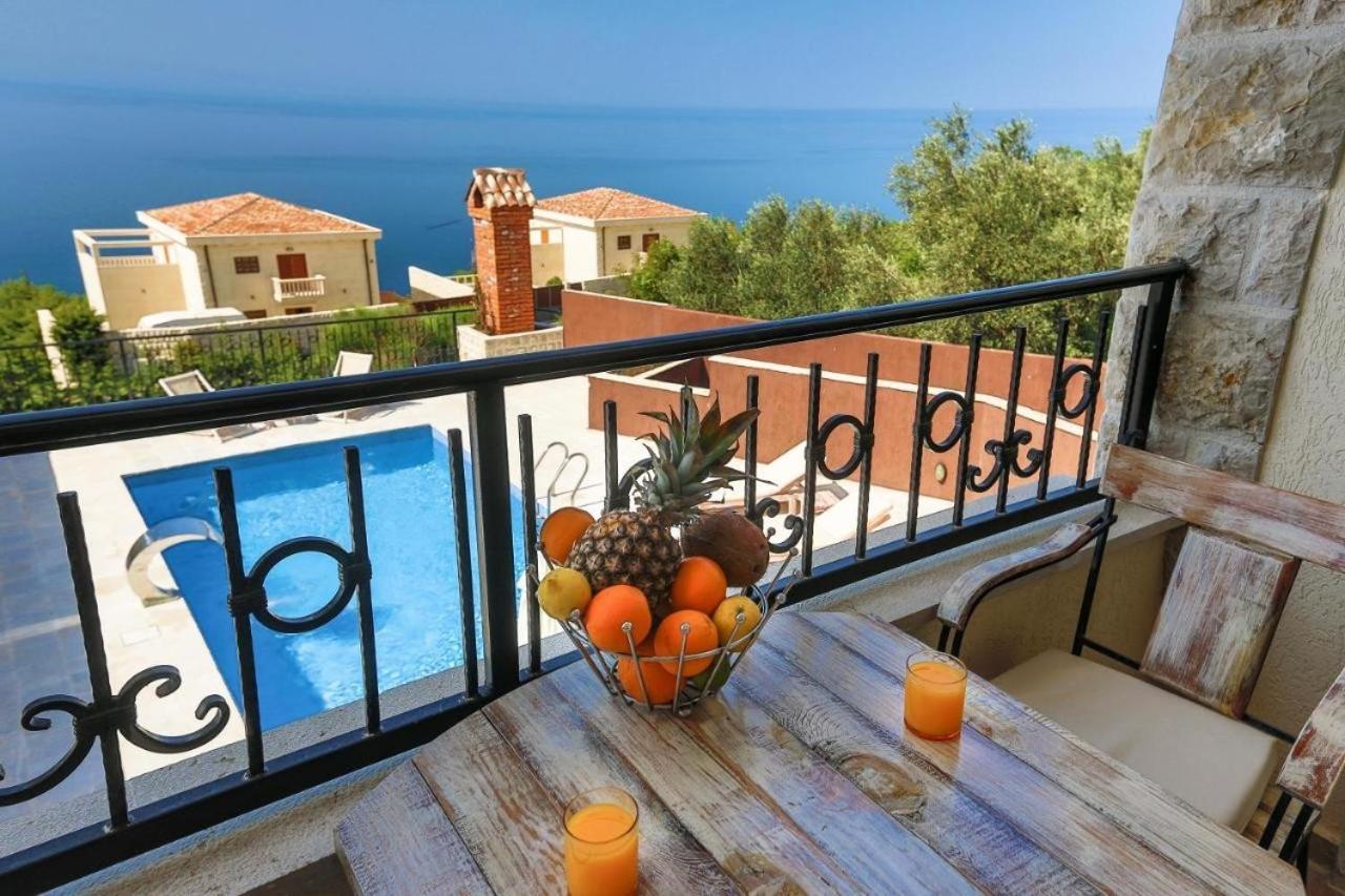 Sunny Aqua Villa