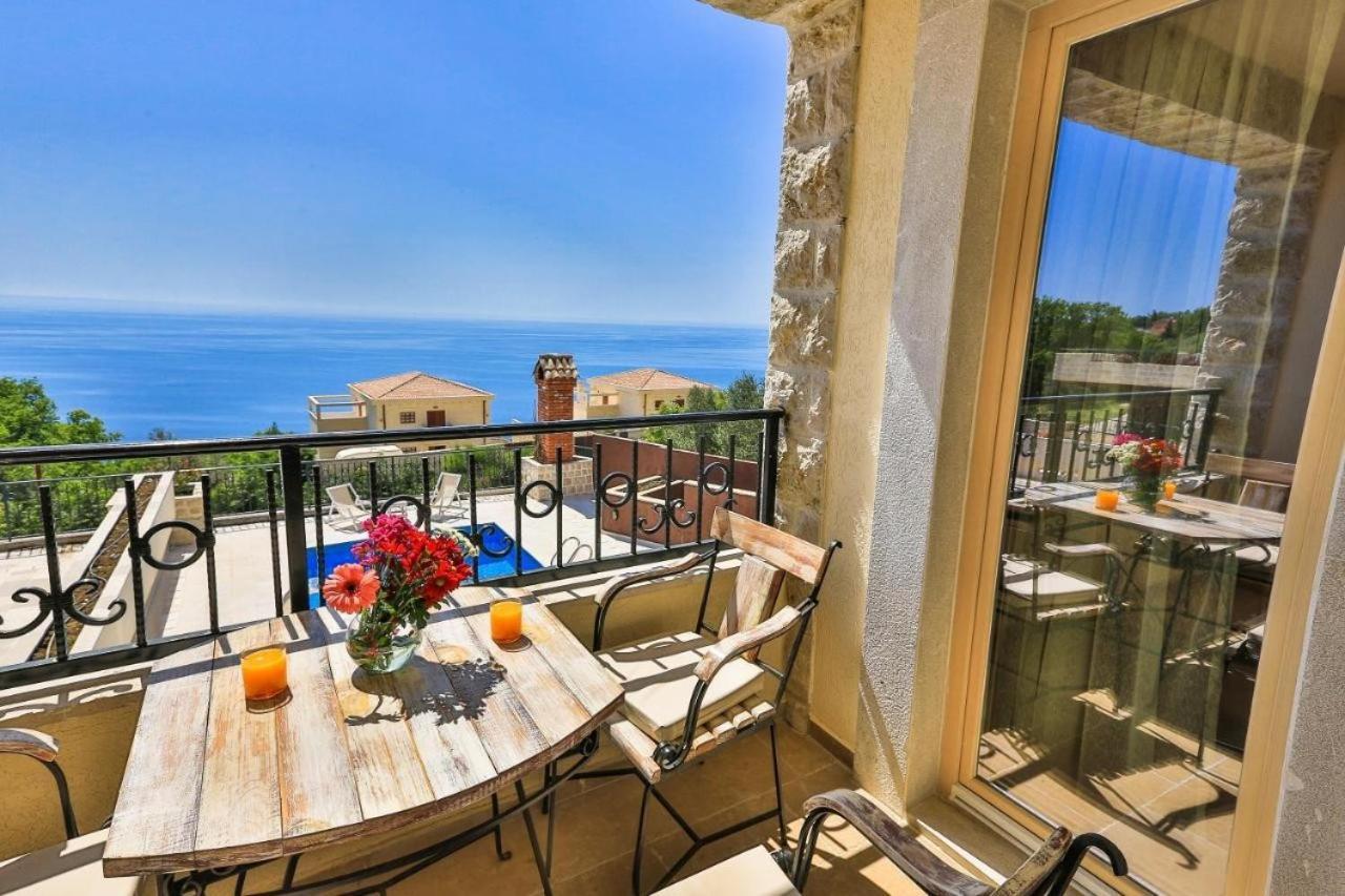 Sunny Aqua Villa *